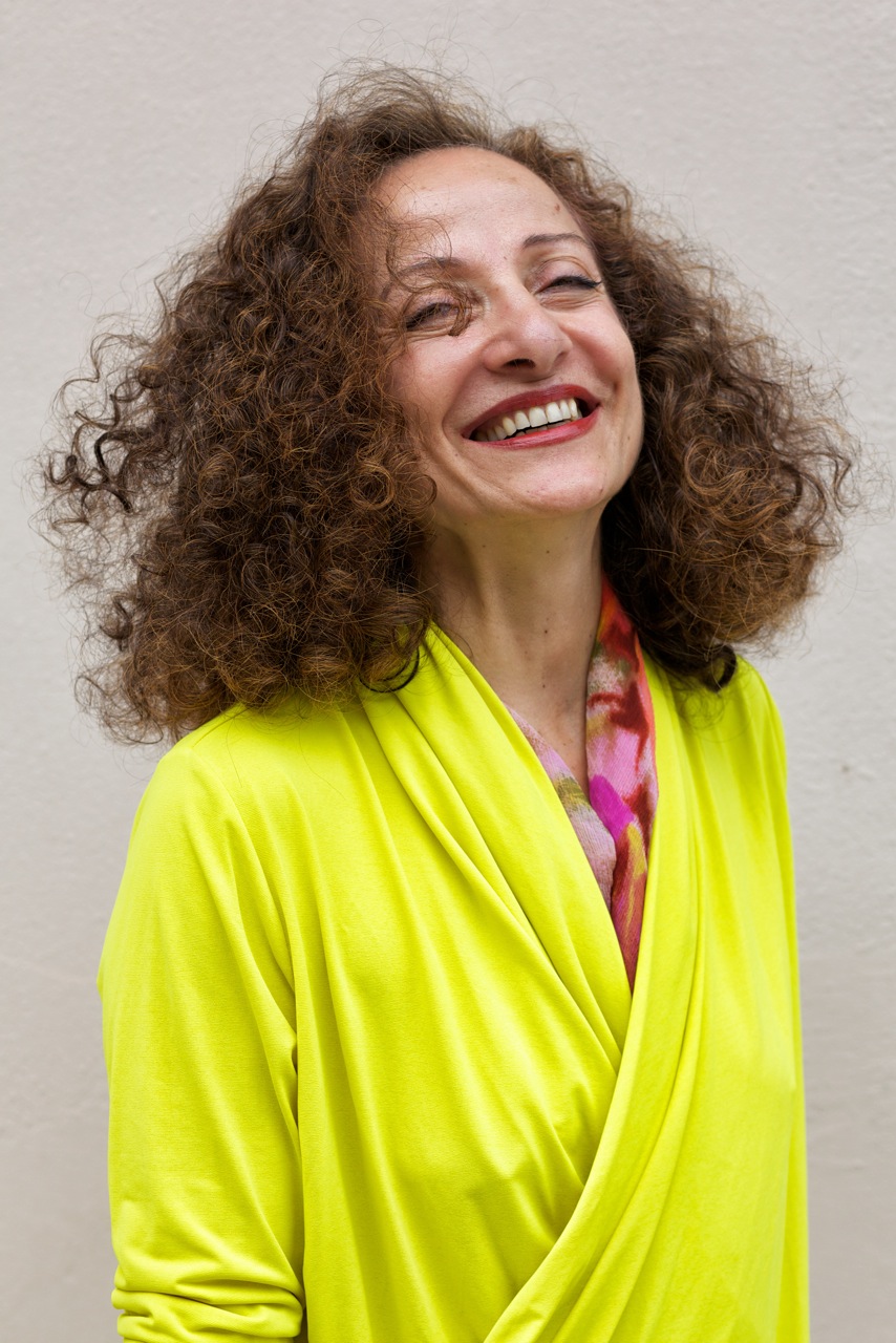 Mima, portrait photographique. Rire est essentiel à la vie.